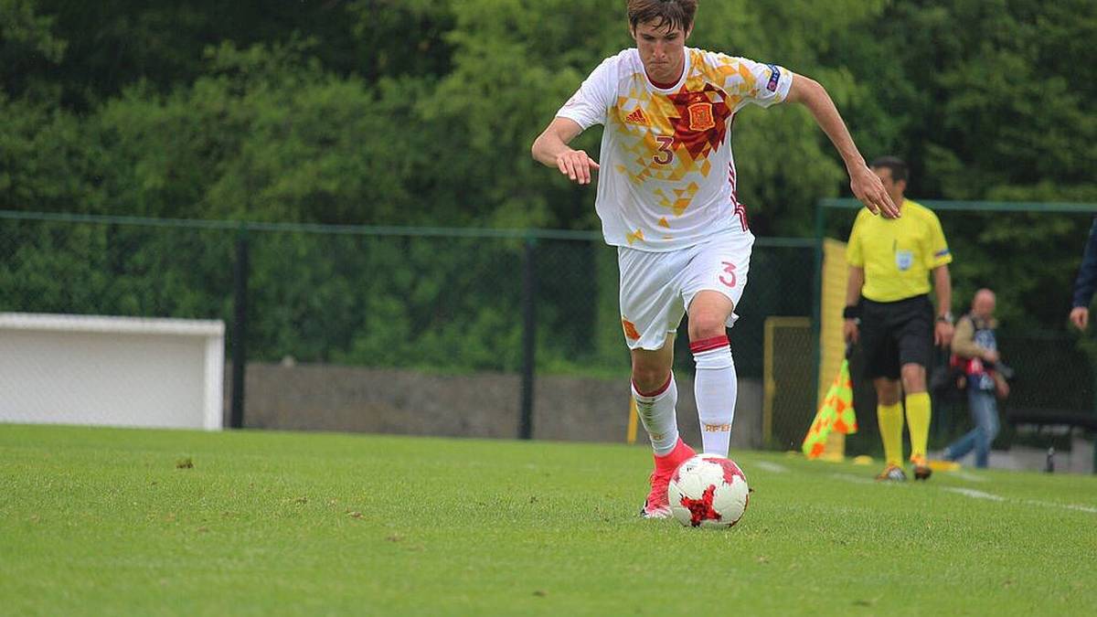 JUAN MIRANDA (*19. JANUAR 2000): Spaniens Linksverteidiger Juan Miranda enstammt der legendären Kaderschmiede des FC Barcelona. Bereits mit 14 Jahren debütierte er für die U17 seines Heimatlandes. Und auch in Barcas zweiter Mannschaft durfte er sich bereits beweisen