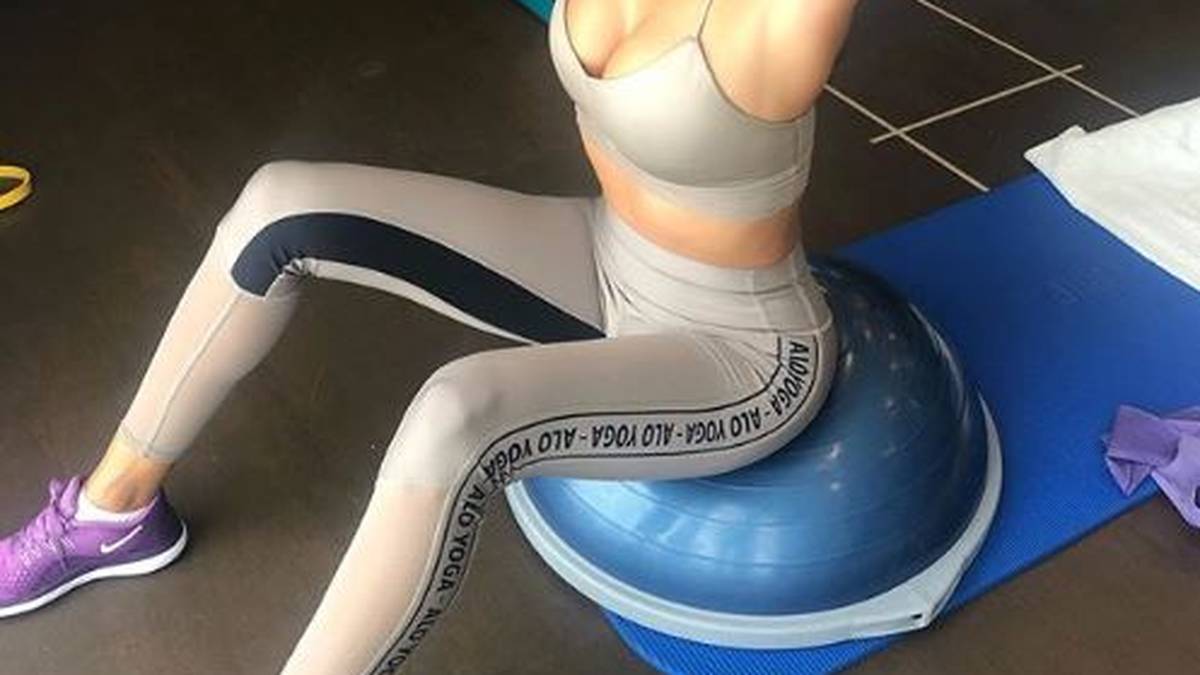 Das tut so gut für die geplagten Wirbel: Kevin-Prince Boatengs bessere Hälfteverwöhnt ihren Rücken und dehnt sich