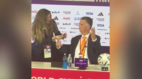 Kuriose Szenen auf der Pressekonferenz nach dem 2:0-Sieg der Niederländer. Bondscoach Louis van Gaal kämpft mit der Dolmetscher-Technik.