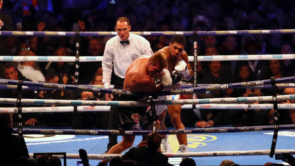 Dann geht alles ganz schnell: Joshua kann nun endlich die bislang so gute Deckung von Povetkin durchbrechen. Die Stimmung in Wembley kocht über