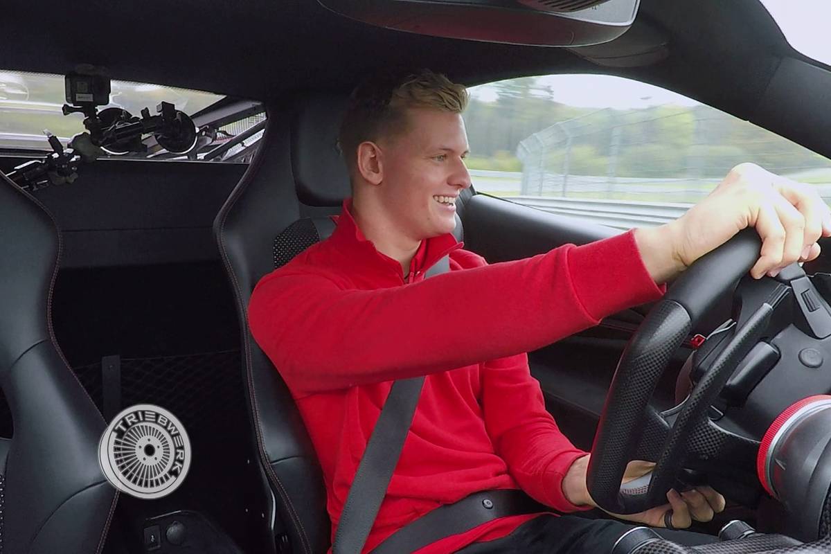 Mick Schumacher geht zusammen mit Tim Schrick auf Probefahrt in zwei Ferrari F8 Tributo. Mittels Telefon-Freisprecheinrichtung können beide ganz gemütlich während der Hatz über den Bilster Berg plaudern. Wobei gemütlich in diesem Fall relativ ist, wenn zwei Rennfahrer mit über 1.400 PS auf der 4,2 km langen Achterbahn unterwegs sind. Daneben bietet die 11. Ausgabe der World Ducati Week eine perfekte Mischung aus Spaß, Motorrädern, Fahrerlebnissen und Shows. „Triebwerk“ ist in Misano mittendrin und schaut, was es bei „ForzaDucati“ Neues gibt.