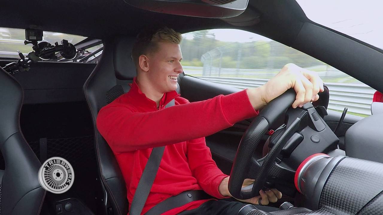 Triebwerk – Folge 11: Mick Schumacher und Tim Schrick im Ferrari F8 Tributo I ab