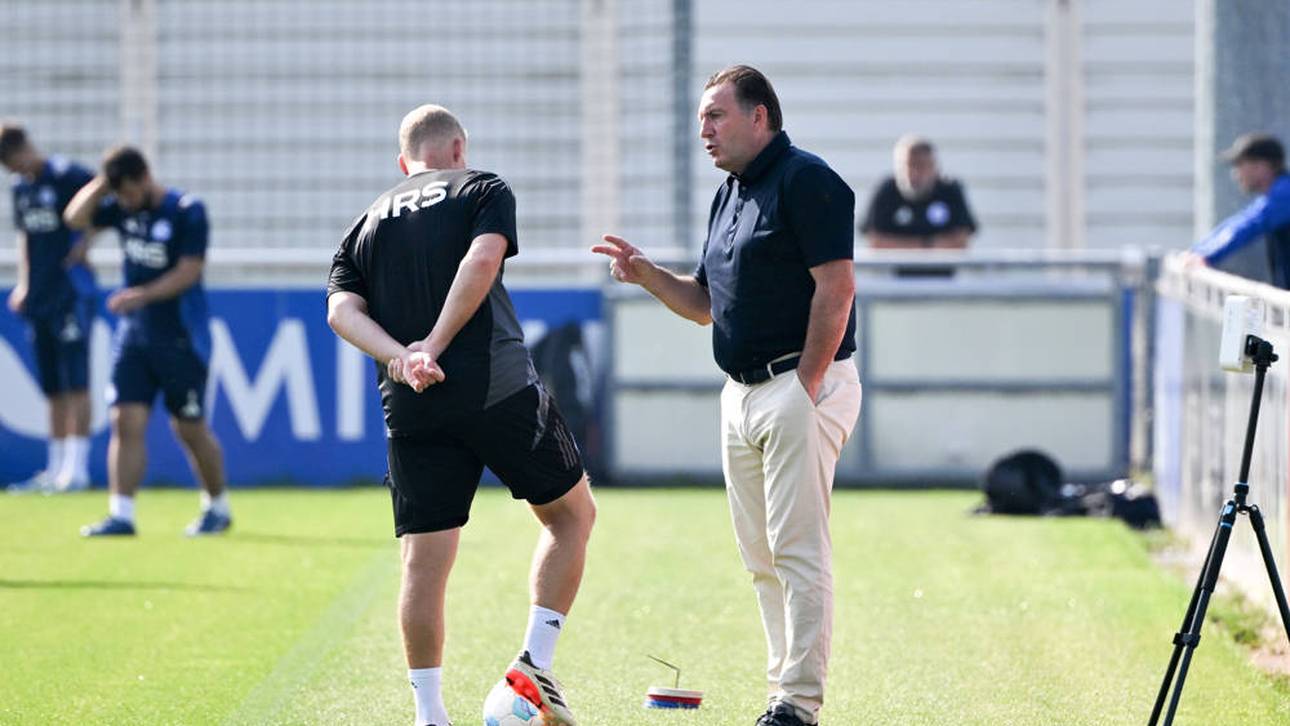 S04-Sportdirektor Marc Wilmots (rechts) im Gespräch mit Cheftrainer Karel Geraerts