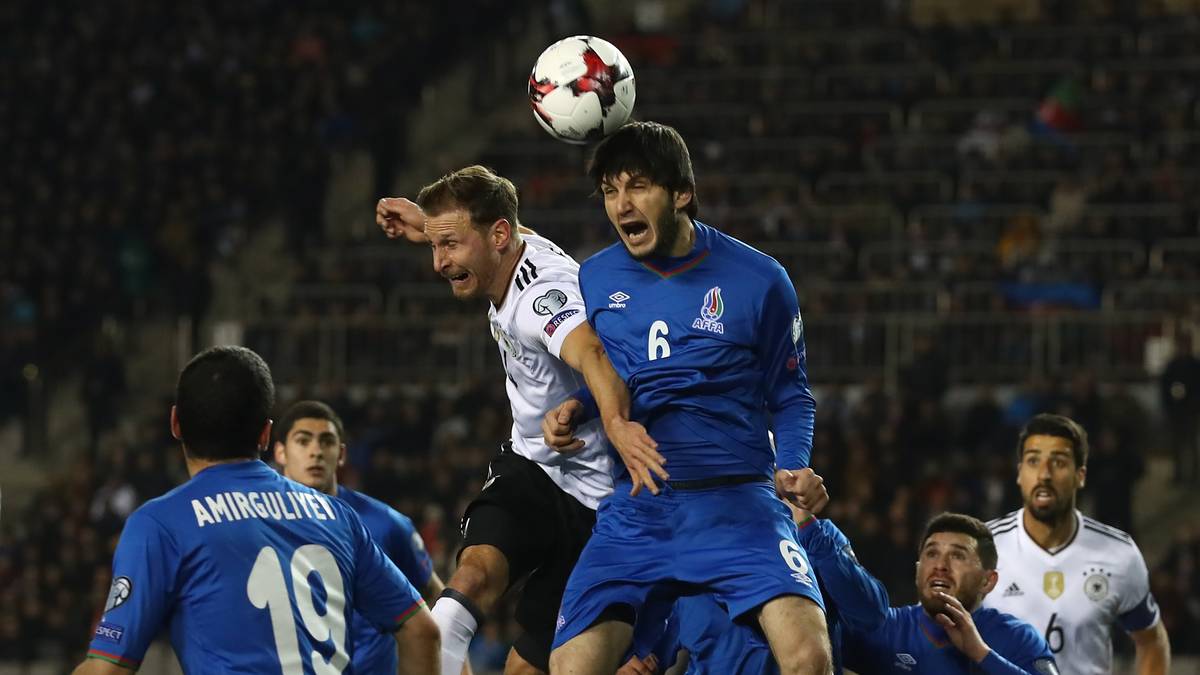 Doch Aserbaidschan steckt nicht auf und liefert sich rassige Zweikämpfe mit dem Favoriten, hier Badavi Hseynov gegen Benedikt Höwedes