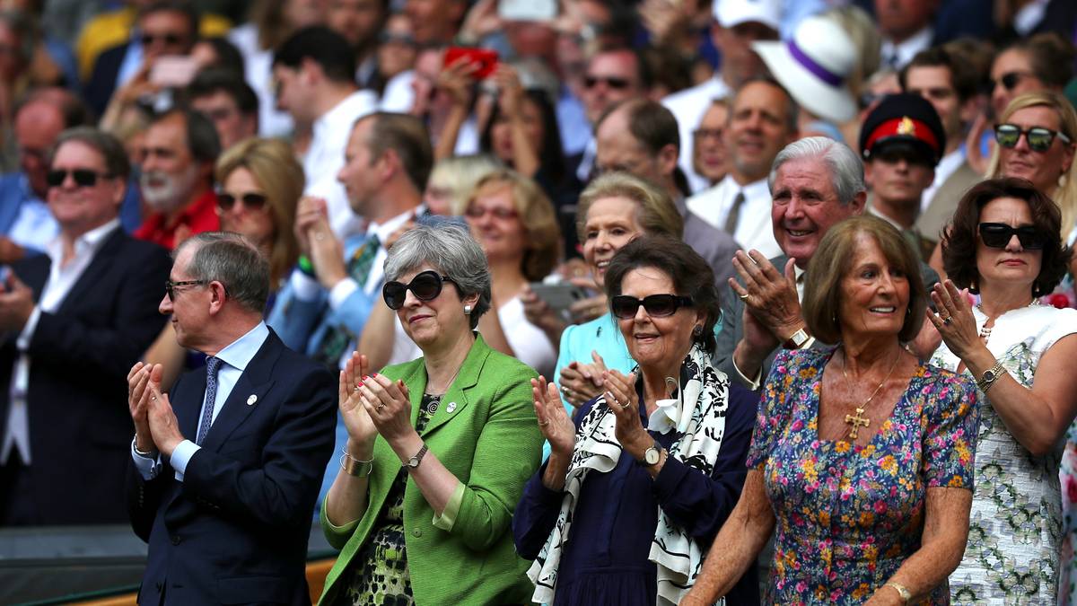 Da kommt auch Premierministerin Theresa May nicht umhin, den Schweizer mit stetem Applaus beehren