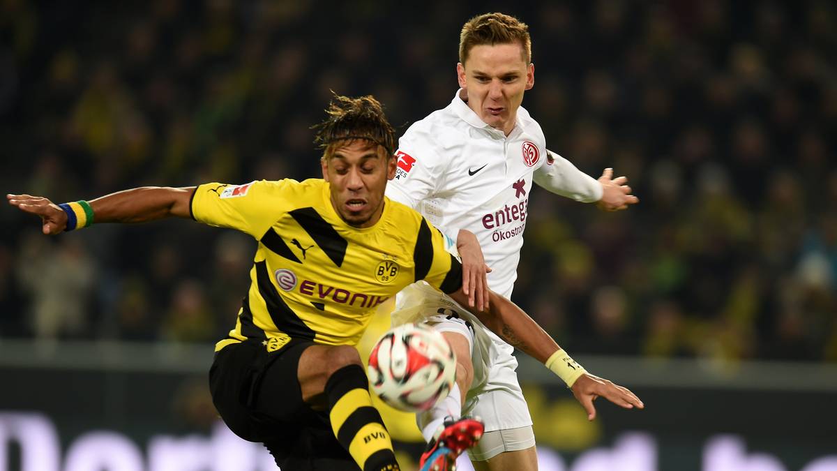 Doch die Dortmunder kommen besser ins Spiel und haben Pech als der pfeilschnelle Pierre-Emerick Aubameyang (l.) im Strafraum elfmeterreif gelegt wird. Der Pfiff bleibt allerdings aus

