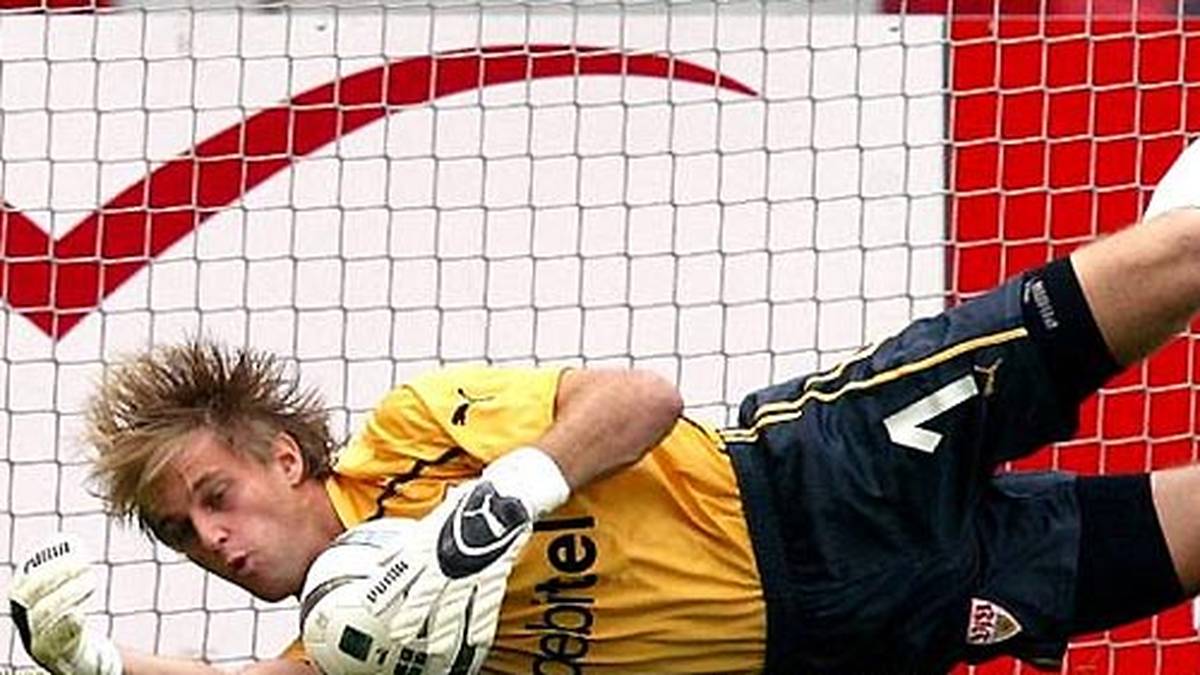 Erst am 9. Spieltag in der Saison 2003/2004 muss der Torhüter das erste Mal hinter sich greifen - nach insgesamt 884 Minuten ohne Gegentor
