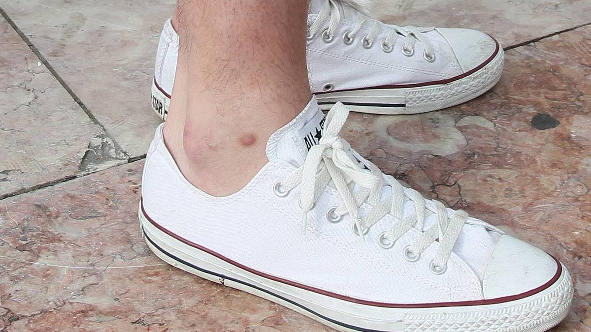 Hahn und Ball sind die zwei auffälligsten Symbole des Tottenham Hotspur Wappens. Auf den Unterschenkel des Tottenham-Fans ist ein Mix des alten und aktuellen Logo gestochen