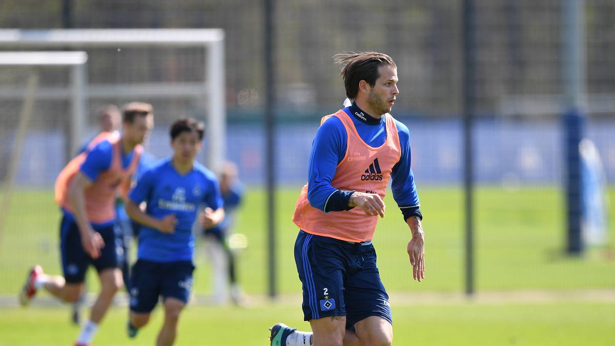 DENNIS DIEKMEIER (r.) ist für die Fans eine Identifikationsfigur - aber auch Sinnbild des Niedergangs. Schon zur Amtszeit von Heribert Bruchhagen wurde kommuniziert, dass sein Vertrag nicht verlängert wird. Der Spieler wollte mindestens drei Jahre Laufzeit, der Klub aber nicht. Die Wege trennen sich im Sommer  