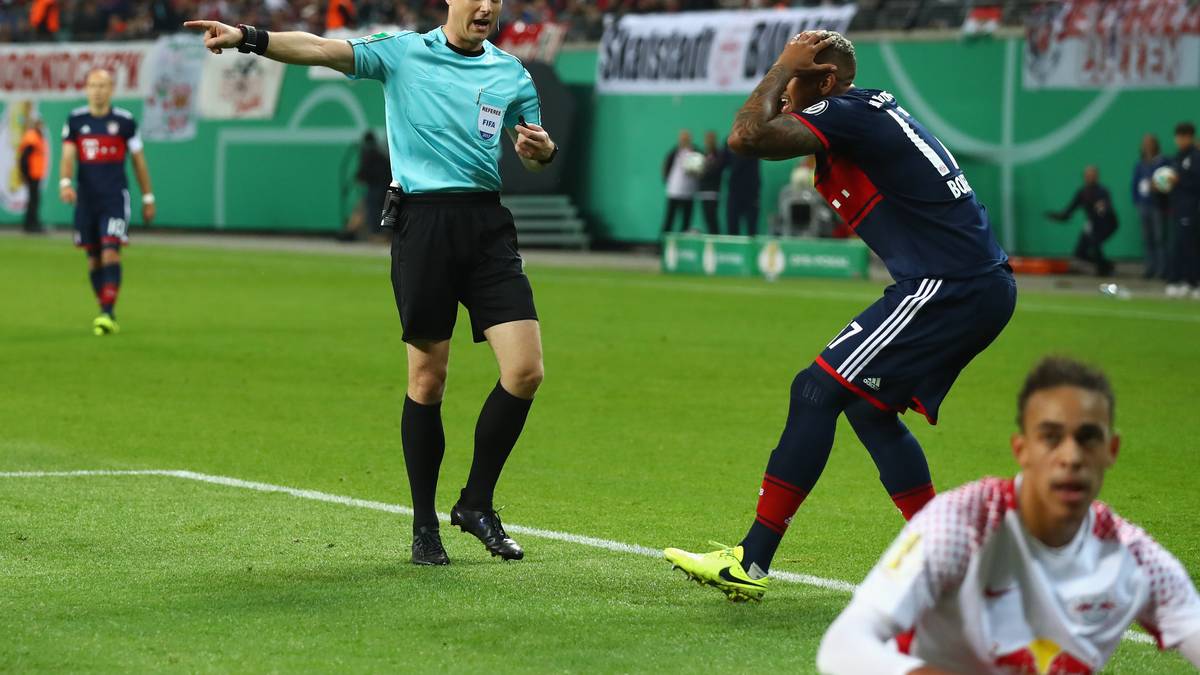 ELFMETER FÜR LEIPZIG: Yussuf Poulsen dribbelt von links in den Strafraum auf Jerome Boateng zu. Der Leipzig-Stürmer legt den Ball vorbei, Boateng lässt sein Bein stehen, Poulsen nimmt die Einladung an und fällt darüber. Als Schiedsrichter Zwayer Strafstoß pfeift, kann es Boateng nicht glauben