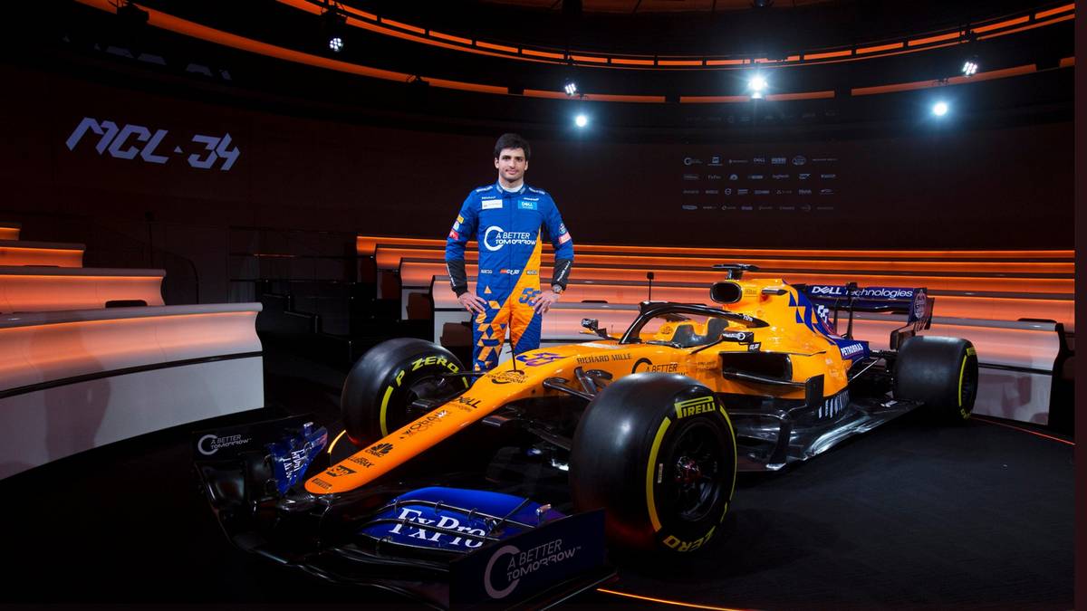 MCLAREN RACING: Als achtes Team hat McLaren seinen neuen Flitzer präsentiert. Carlos Sainz wirkt auf jeden Fal schon mal sehr zufrieden mit seinem Dienstauto für 2019