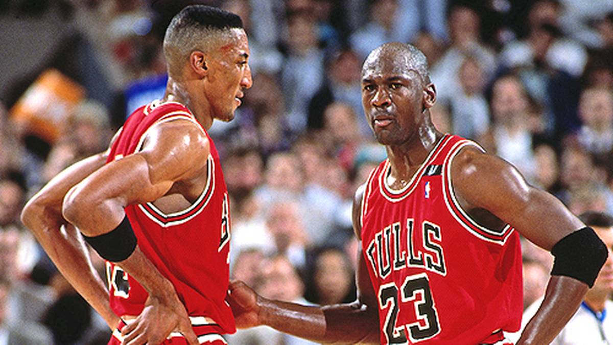 Im System des späteren "Zen-Meisters" realisiert Jordan, dass er seine Mitspieler besser machen muss. Scottie Pippen (l.) oder Horace Grant machen dank ihres Superstars einen Leistungssprung.