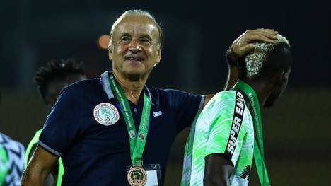 Gernot Rohr (l.) trainiert seit 2016 die nigerianische Nationalmannschaft