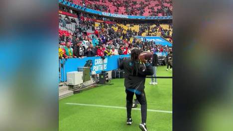 Vor dem Munich Game zeigen sich die NFL-Stars der Carolina Panthers und New York Giants von ihrer besten Seite. Neben Autogrammen gibt es auch ein paar Würfe mit den Fans in der Allianz Arena.