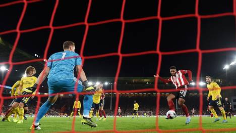 SHEFFIELD, ENGLAND - OCTOBER 21:   Lys Mousset of Sheffield United scores his sides 1st goal during the Premier League match between Sheffield United and Arsenal FC at Bramall Lane on October 21, 2019 in Sheffield, United Kingdom. (Photo by Michael Regan/Getty Images)