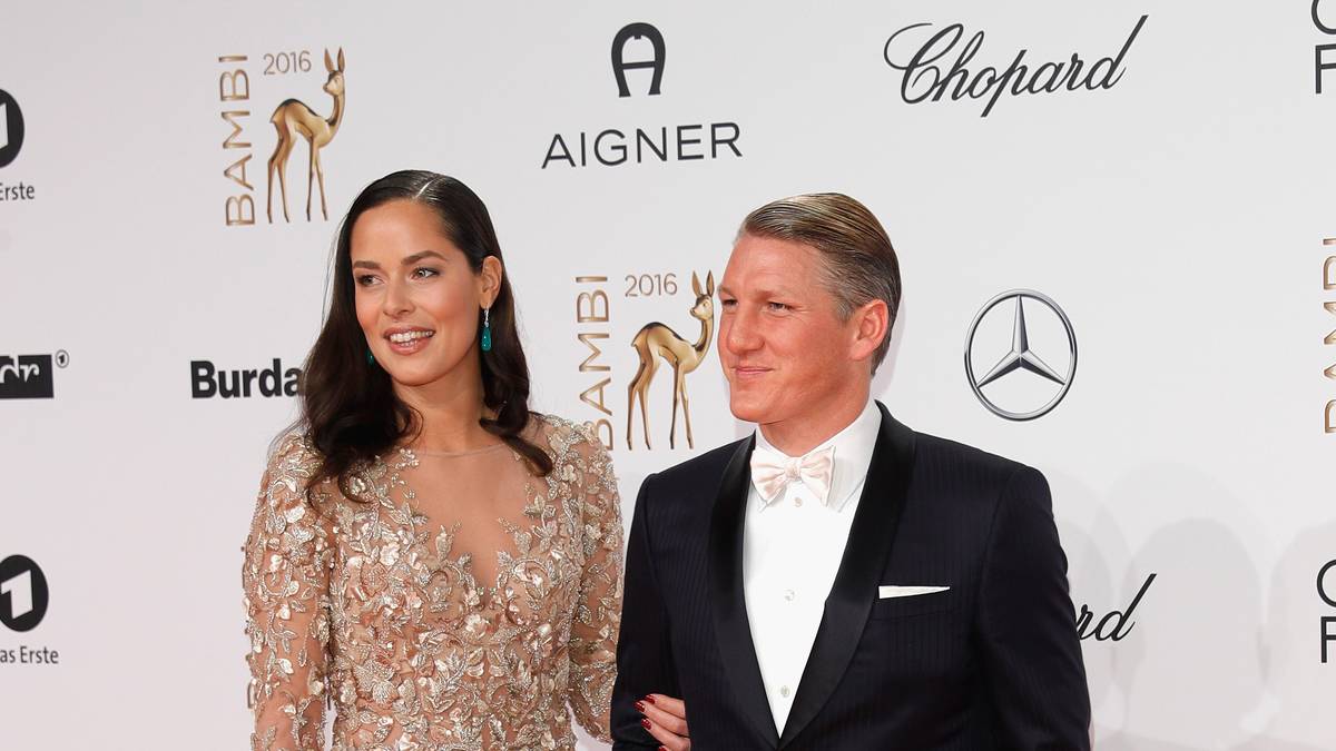 von Ehemann Bastian Schweinsteiger gekommen. Der Weltmeister von 2014 wird mit dem Ehrenpreis der Jury ausgezeichnet