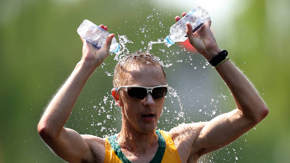 Am 8. Wettkampftag sorgt die Sonne für heiße Bedingungen. Doppel hält besser, denkt sich wohl der Jared Tallent im Kampf gegen die Hitze.