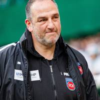 Frank Schmidt wird am Sprunggelenk operiert. Damit fehlt der Trainer des 1. FC Heidenheim am letzten Bundesliga-Spieltag.