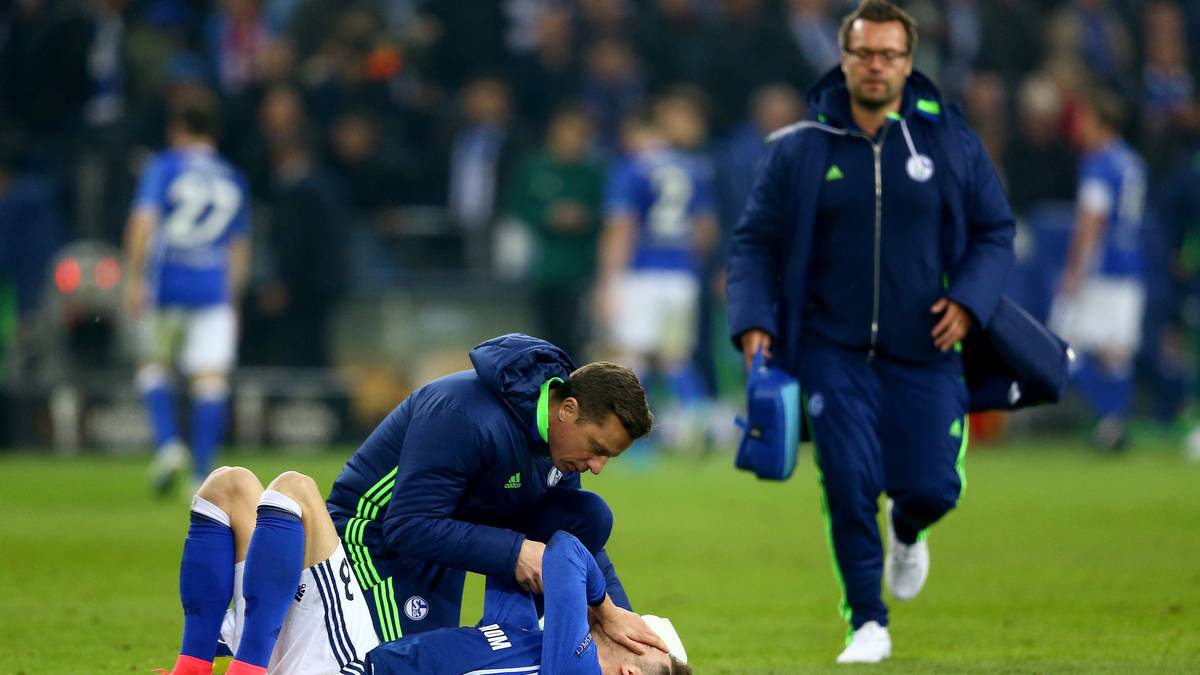 Kurz vor der Halbzeit verletzt sich Leon Goretzka nach einem Zusammenprall mit dem Ajax-Keeper Onanana. Nach kurzer Behandlungspause kann Goretzka weiterspielen