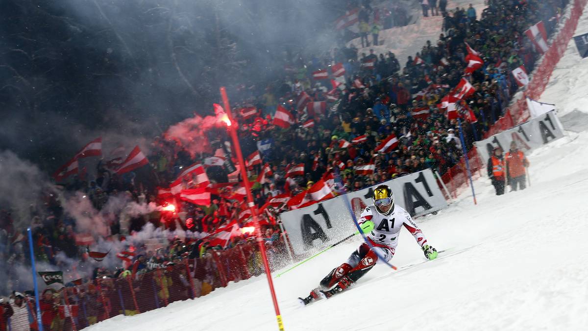 Marcel Hirscher rast an den Fans vorbei, riskiert aber zuviel. Der Österreicher verliert beinahe die Kontrolle - und viel Zeit. Er wird am Ende 14.
