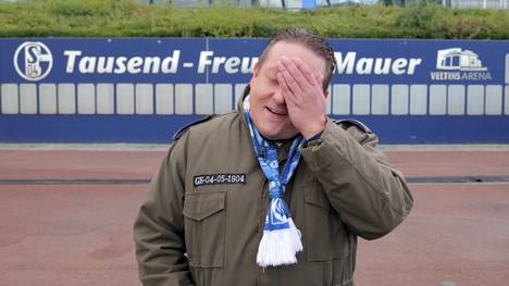 Schalker Kult-Fan Lennart Röthemeyer leidet gerade mit seinem Klub enorm mit - auch wenn es um die Suche eines neuen Trainers geht, tut er sich sehr schwer. 