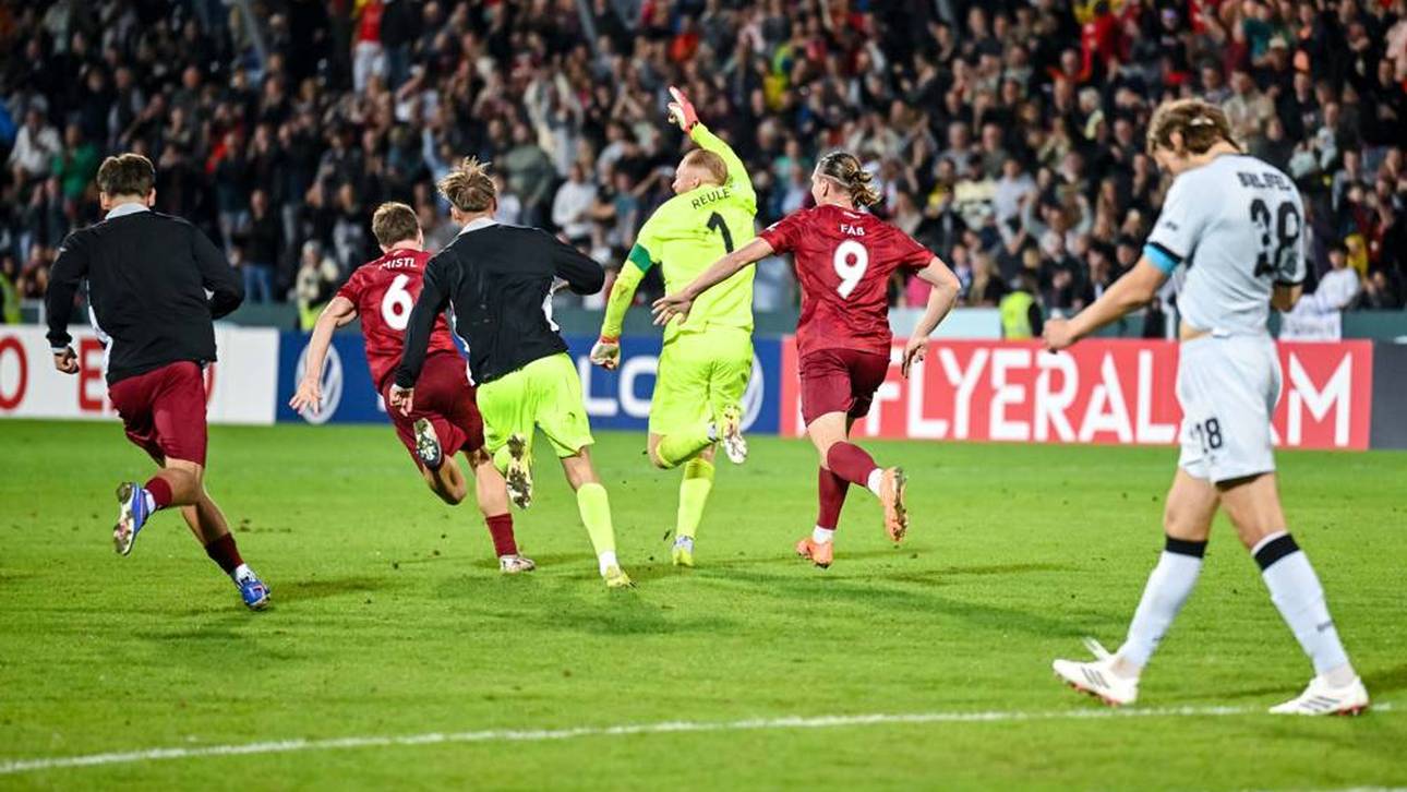 Sensation perfekt! Favorit verschießt ALLE Elfmeter