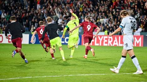 Die erste Überraschung im DFB-Pokal ist perfekt! Arminia Bielefeld kämpft sich in Unterzahl bei Drittligist Sonnenhof Großaspach durch die Verlängerung, erlebt dann aber im Elfmeterschießen ein Debakel.