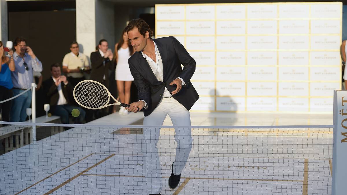 ... und staubt so einen Sponsorenvertrag nach dem anderen ab. "Moet+Chandon", "Lindt" oder "Rolex", um nur ein paar zu nennen, bringen dem Schweizer jährlich geschätzte 60 Mio. Dollar ein - und bringen ihn auf Platz 4 der bestverdienenden Sportler der Welt