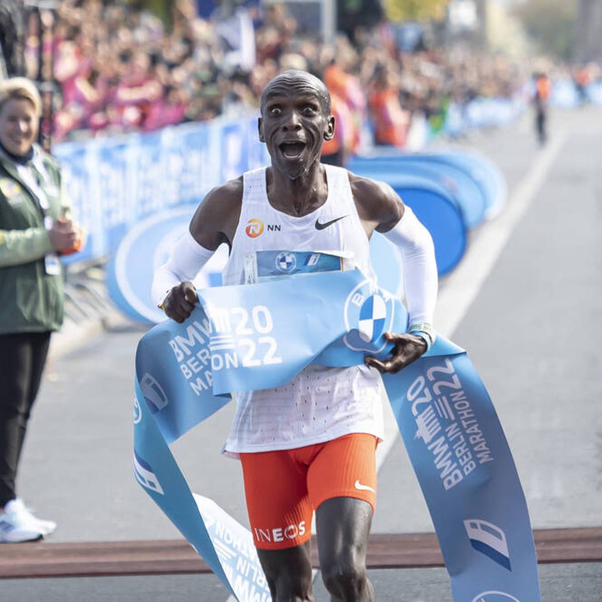 Sensationslauf von Eliud Kipchoge! Der Kenianer stellt beim Berlin-Marathon einen neuen Weltrekord auf. Dafür kassiert er mächtig ab.