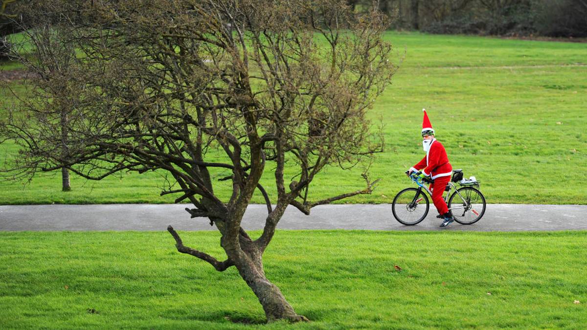 Von "White Christmas" ist in London selbstverständlich wenig zu spüren. Dieser Weihnachtsmann zieht es daher auch vor, sich die Zeit bis zum Fest beim Darts zu vertreiben