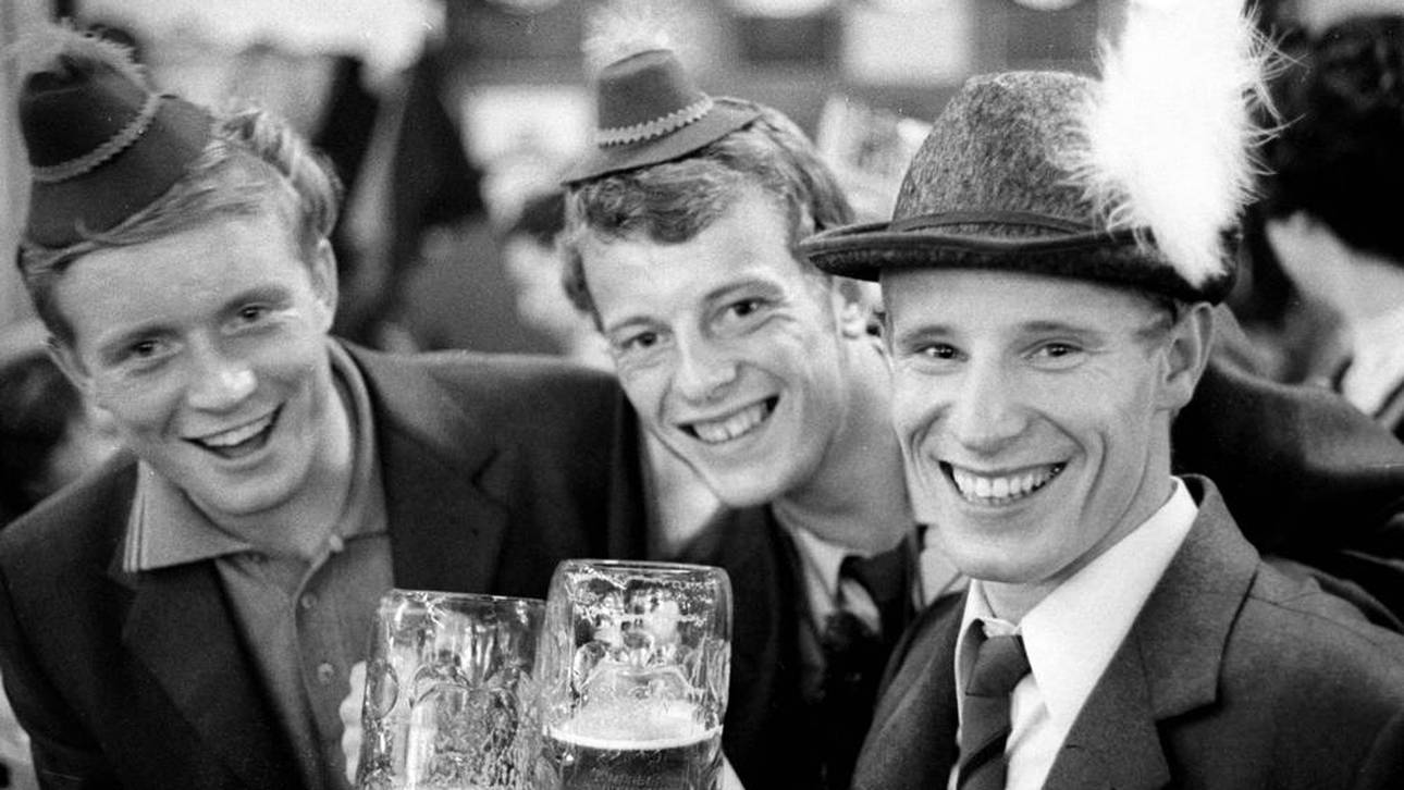 Winfried Schäfer (l.) feierte einst nach einem Auswärtssieg über 1860 München mit seinen Gladbach-Kollegen um Berti Vogts (r.) auf dem Oktoberfest