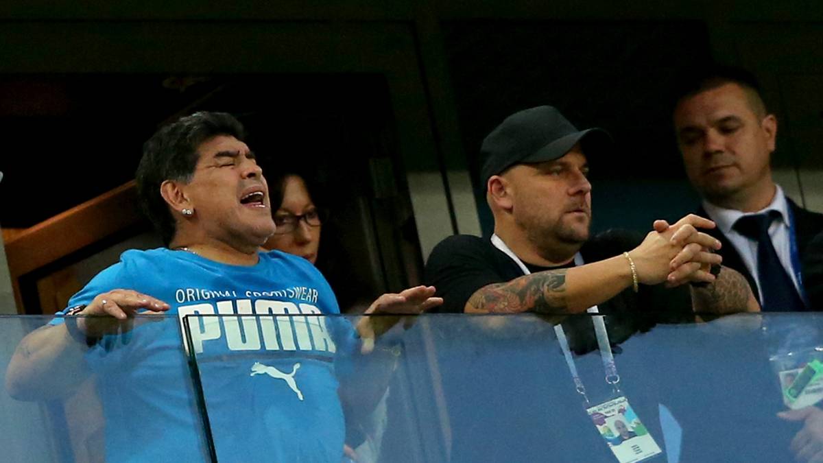 Auch nach dem Spiel gibt es große Aufregung um die Legende: Maradona erleidet einen Kreislaufzusammenbruch, muss gestützt werden, als er die Tribüne verlässt. Es wird sogar berichtet, er habe ein Krankenhaus aufsuchen müssen