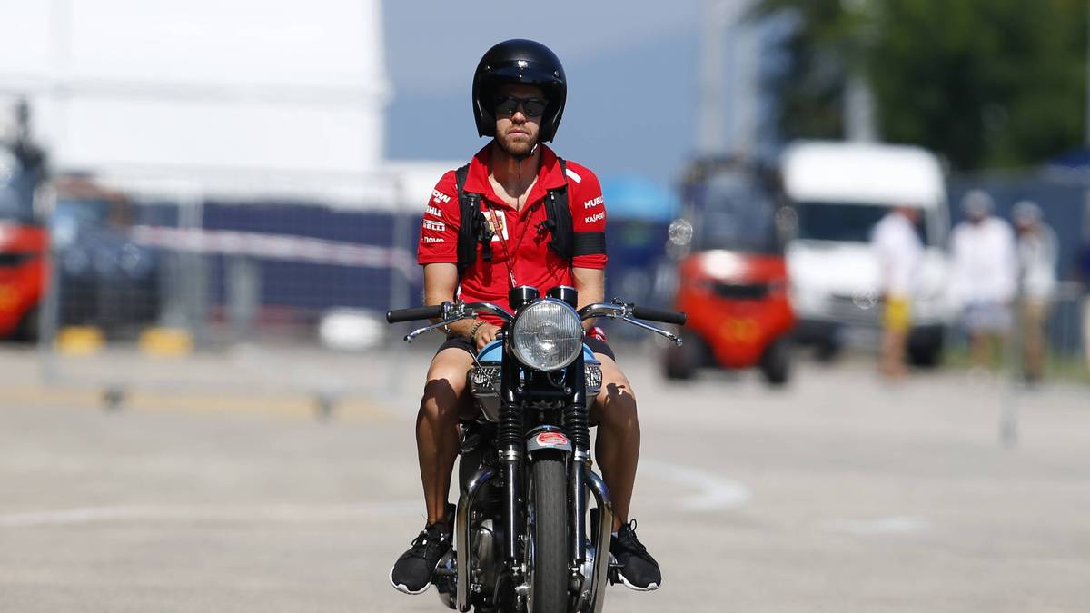 Hamiltons WM-Rivale Vettel dürfte das nicht sonderlich interessieren. Der Ferrari-Pilot fährt am Morgen entspannt mit dem Motorrad an die Strecke