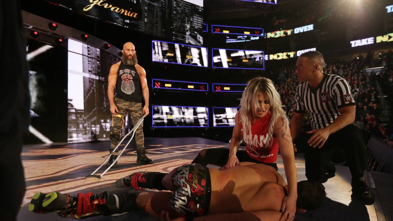 Für Johnny Gargano (u., mit Candice LaRae) kam es nach der TakeOver-Attacke von Tommasso Ciampa noch dicker