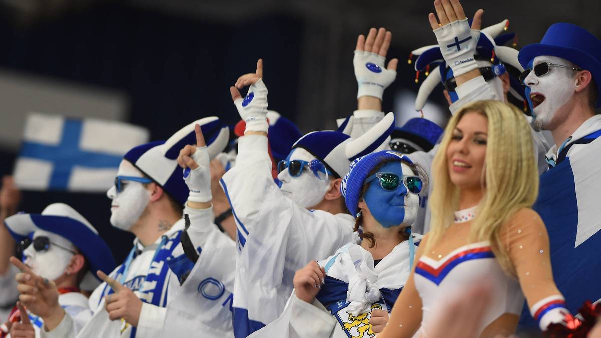 Und diese Fans von Suomi lassen sich bei ihren Anfeuerungen auch von einer blonden Cheerleaderin nicht stören