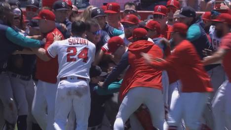 Im MLB-Spiel zwischen den Los Angeles Angels und den Seattle Mariners kommt es zu einer heftigen Schlägerei. Am Ende werden acht Personen des Feldes verwiesen.