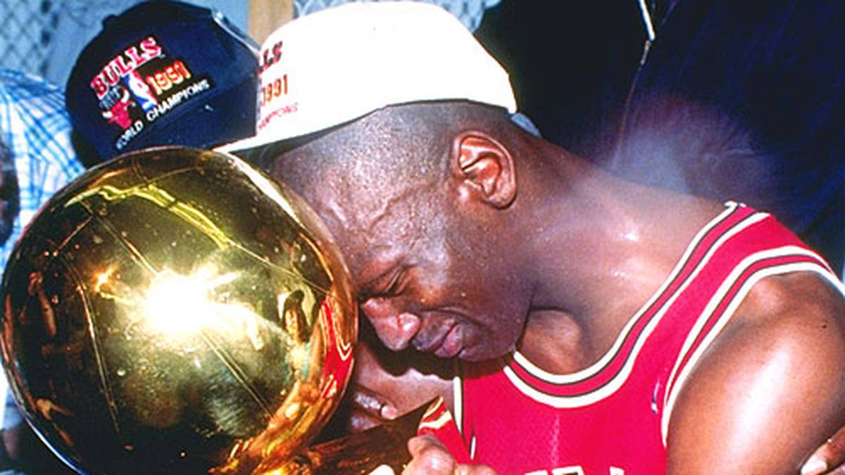 In seinen ersten Finals kommt Michael im Schnitt auf über 31 Punkte pro Partie, führt die Bulls mit 4:1 zur ersten Meisterschaft und wird zum MVP der Serie gewählt. Das Bild mit Tränen und Trophäe geht um die Welt.