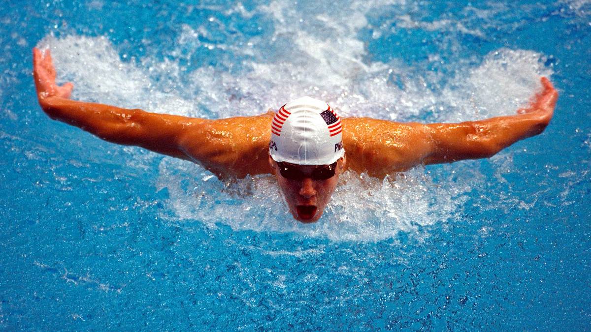 2000 nimmt Phelps in Sydney zum ersten Mal an Olympischen Spielen teil. 15 Jahre ist er da jung. Medaille holt der Youngster zwar keine, bricht fünf Monate später aber über 200-Meter-Schmetterling den Weltrekord
