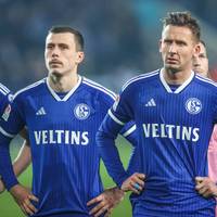 Der FC Schalke 04 steckt in einer großen Krise. Am Montag beginnt das Training offenbar rund zwei Stunden später als geplant. Grund dafür soll ein Krisengespräch sein.