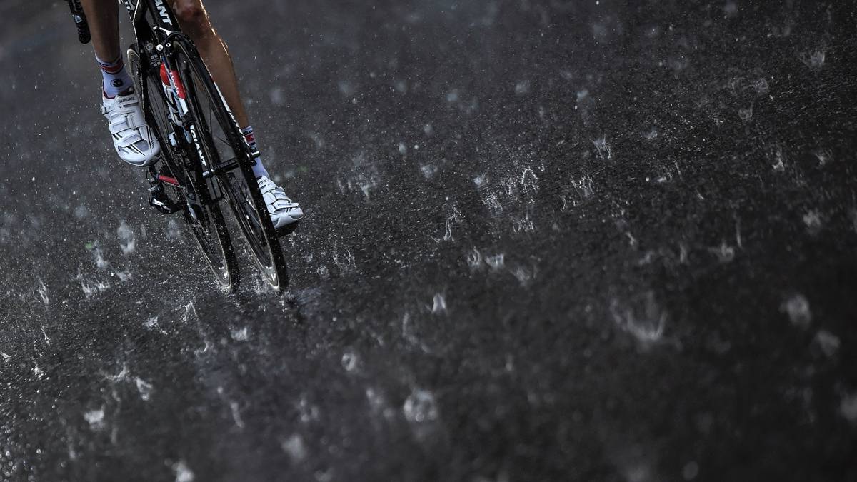 Je höher die Fahrer den Schlussanstieg nach oben kletterten, desto stärker regnete es