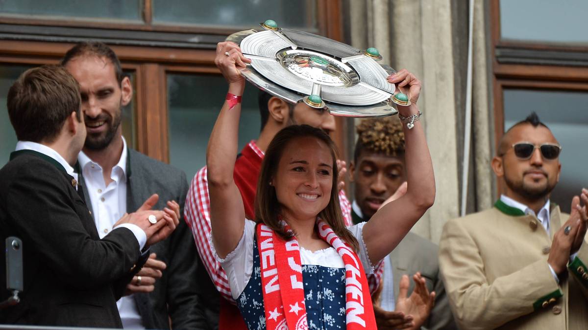 Im Gegensatz zu Stürmer Robert fühlt sich Gina auf der linken Mittelfeldseite daheim. Vor ihrem Wechsel nach München holte sie mit Frankfurt 2008 das Triple aus Deutscher Meisterschaft, DFB-Pokal und UEFA-Cup. Mit dem FCB ließ sie 2015 und 2016 zwei weitere Meisterschaften folgen