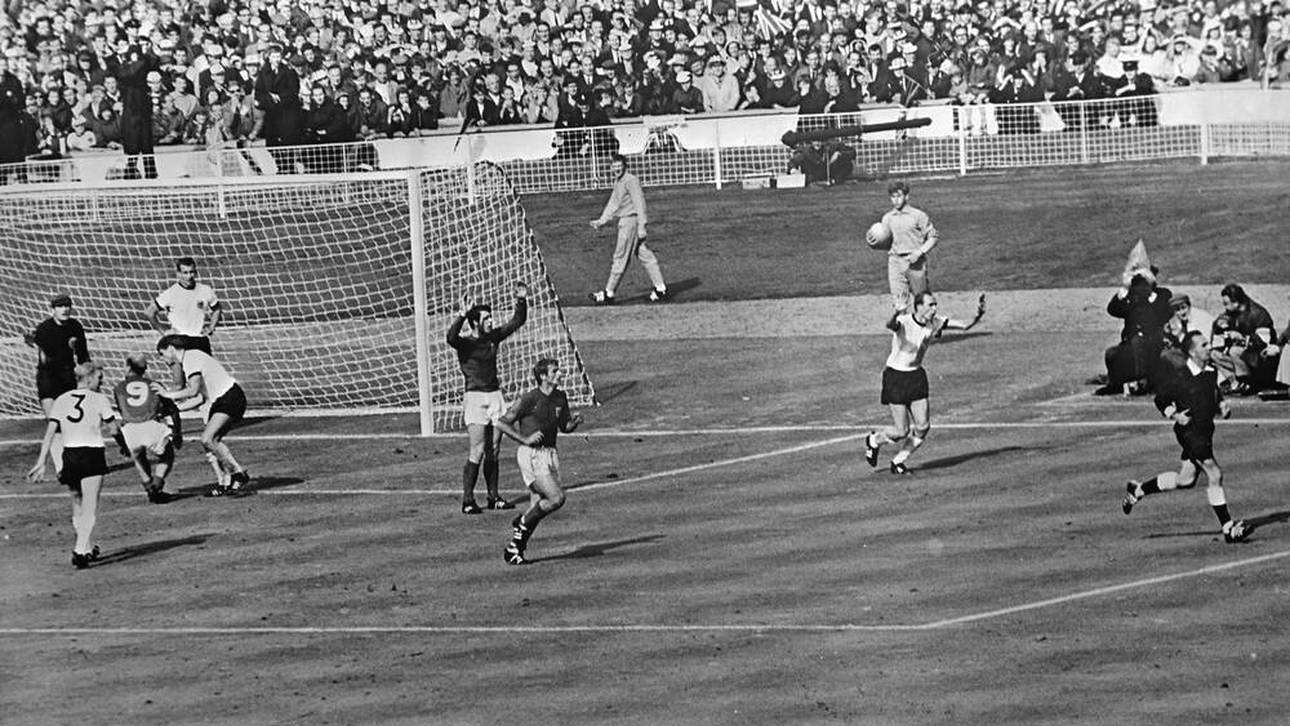 Das umstrittene Tor von Geoff Hurst im WM-Finale 1966 zwischen England und Deutschland
