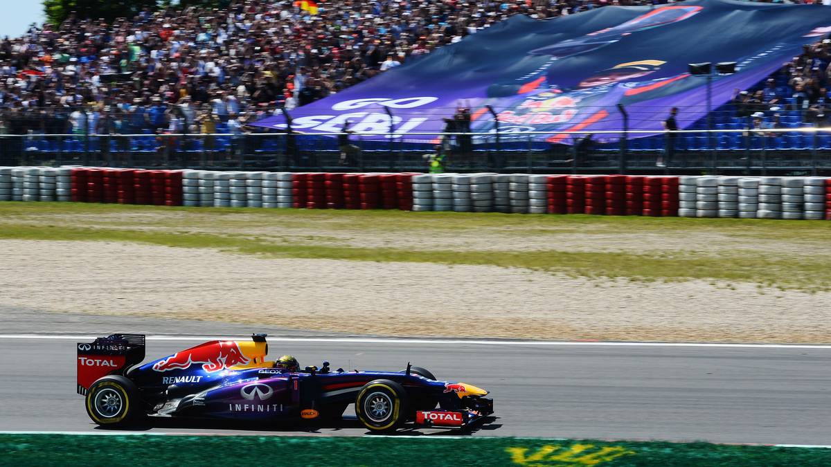 NÜRBURGRING/DEUTSCHLAND, 19. Juli: Die Formel 1 kommt nach Deutschland – oder etwa doch nicht!? Nachdem das Rennen in Deutschland letztes Jahr am Hockenheimring stattfand, ist nun eigentlich der Nürburgring wieder an der Reihe. Doch die Finanzierung macht große Probleme. Formel-1-Boss Ecclestone drohte bereits damit, dass Rennen ganz ins Wasser fallen zu lassen