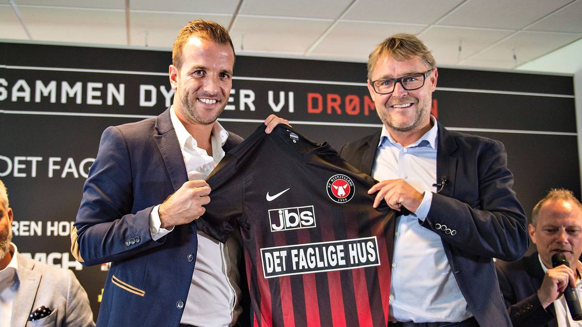 Van der Vaart zieht es daraufhin nach Dänemark zum FC Midtjylland. Hintergrund: Seine neue Freundin Estavana Polman wohnt in Esbjerg