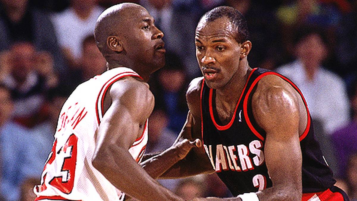 Ein Jahr später folgt Titel Nummer zwei. Clyde Drexlers Portland Trail Blazers haben keine Chance. In der ersten Hälfte des ersten Spiels erzielt Jordan 35 Punkte. Nach seinem sechsten Dreier folgt das legendäre Schulterzucken neben dem entsetzten Terry Porter.