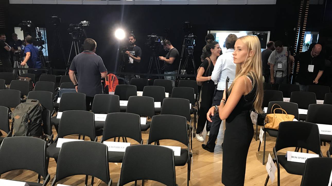 Von charmanten Damen werden die Journalisten zu ihren Plätzen geführt