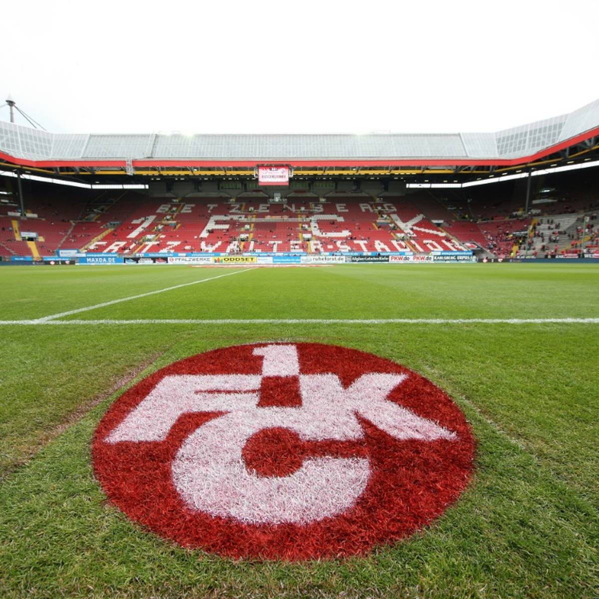 Fans und Vorstand des Fußball-Drittligisten 1. FC Kaiserslautern haben der Flutopferhilfe Rheinland-Pfalz eine Spende von 42.000 Euro übergeben.