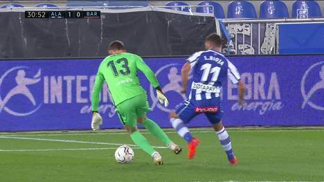 Neto, der Vertreter von Marc-Andre ter Stegen, leistet sich gegen Deportivo Alaves einen üblen Patzer. Der FC Barcelona kommt so nicht über ein 1:1 hinaus.