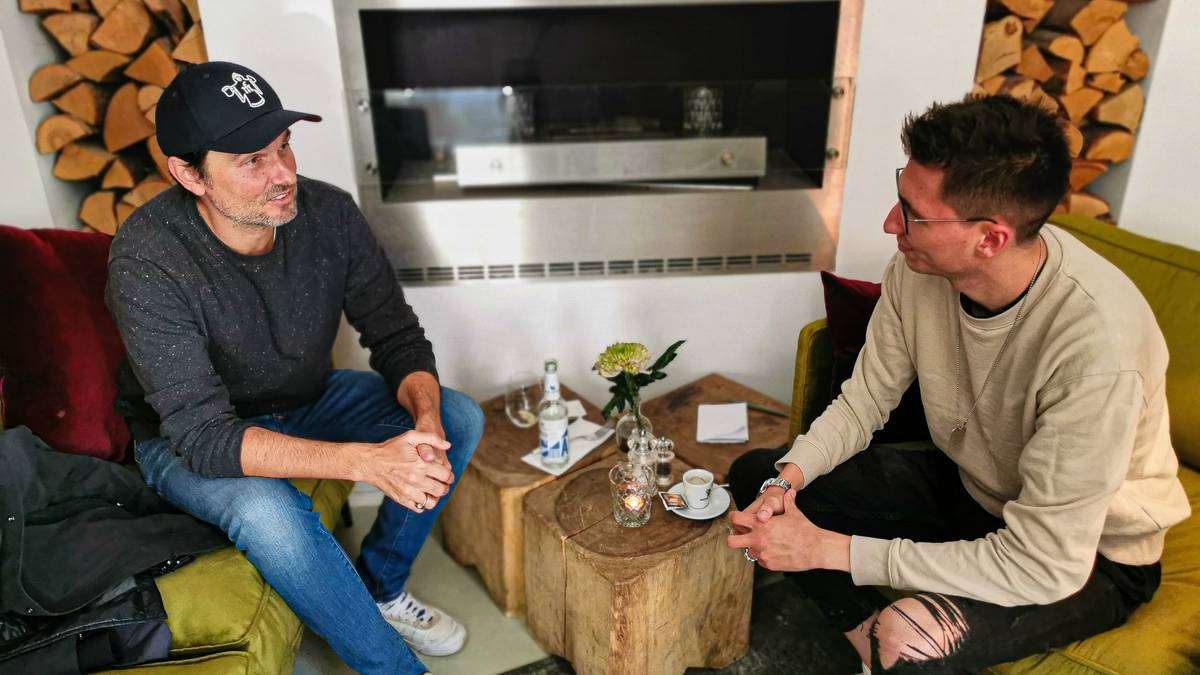 Regisseur Simon Verhoeven (l.) und SPORT1-Reporter Christopher Mallmann (r.) trafen sich zum Gespräch in einem Münchner Café