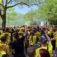 Fan-Wahnsinn in Dortmund! Tausende feiern schon vor Anpfiff 